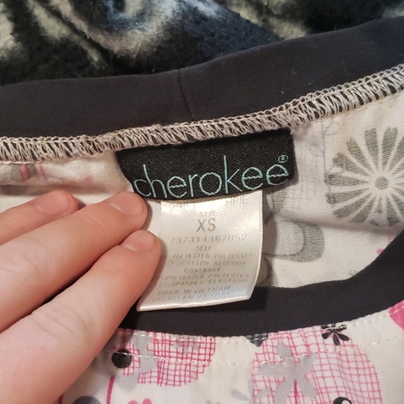 Cherokee scrub top - Picture 3 of 3